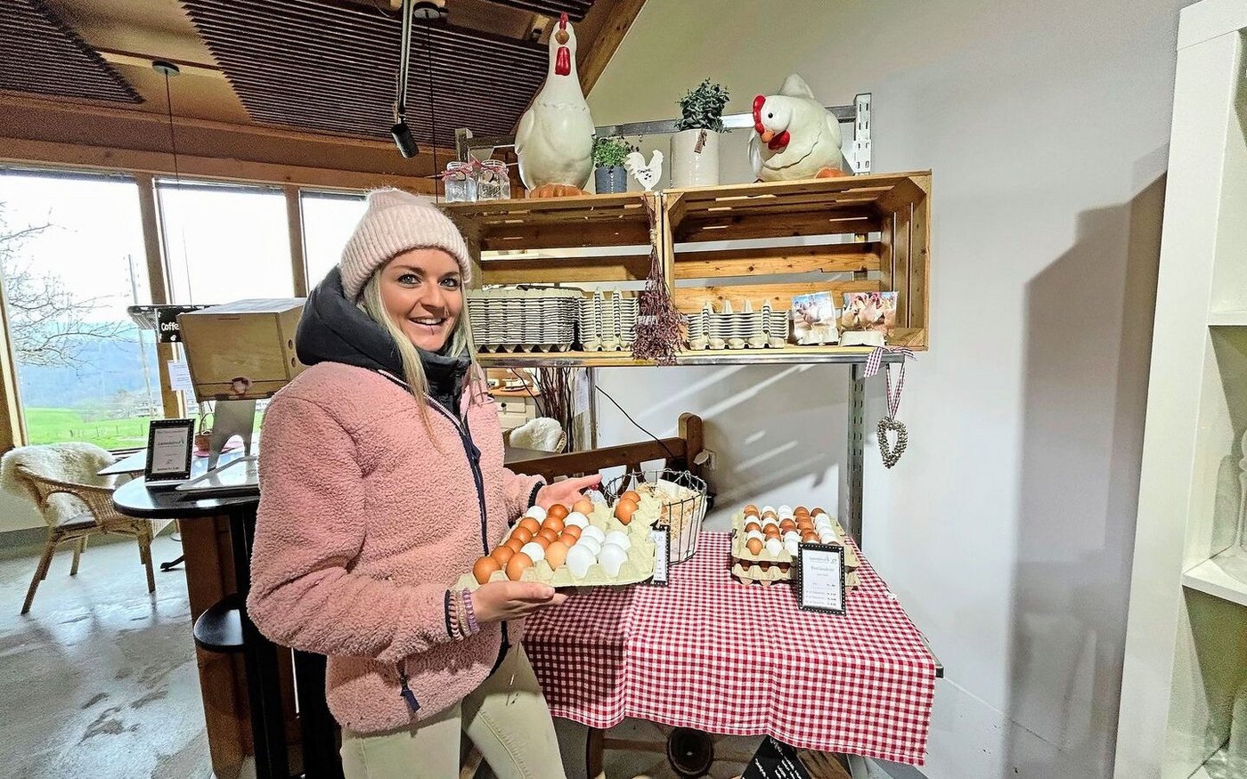 Aline Tüfer hat den Hofladen neu eingerichtet und ist für die Eiervermarktung zuständig. 	