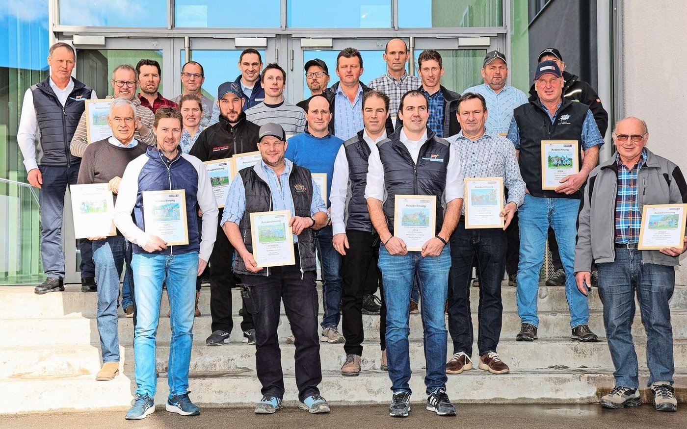 Wurden für ihre Arbeit und ihren Einsatz geehrt: Zürcher Züchter und Halter der Braunvieh-Kühe. 29 Tiere knackten im Jahr 2024 die 100 000er-Marke. 