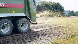 Bei der Mahdgutübert Bei der Mahdgutübertragung wird gemähtes Pflanzenmaterial von einer qualitativ hochwertigen Spenderfläche übertragen. Sie muss zwingend in der Nähe liegen und es braucht ein gut vorbereitetes Saatbett auf der Empfängerfläche.