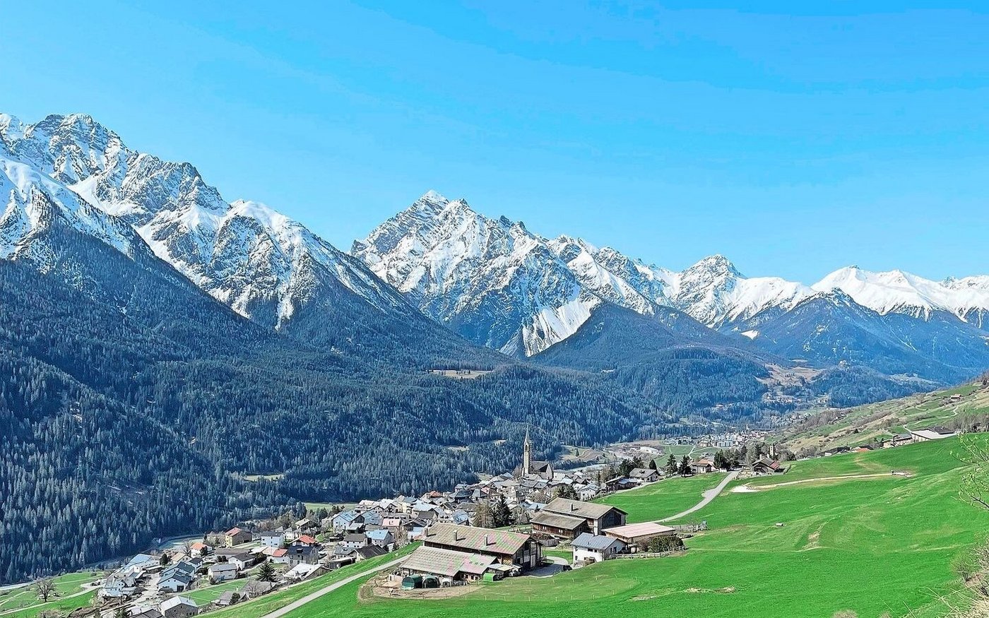 Der Hof von den Eltern von Olivia Nogglers Mann David liegt oberhalb von Sent.