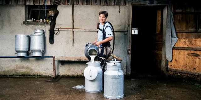 Wenn im Frühjahr und im Herbst ihr Mann auswärts arbeitet, ist Marianne Dietrich «der Bauer auf dem Hof» und melkt die 22 Kühe. Im Stall ist es so sauber, wie in ihrer Küche. (Bilder SRF/Ueli Christoffel)