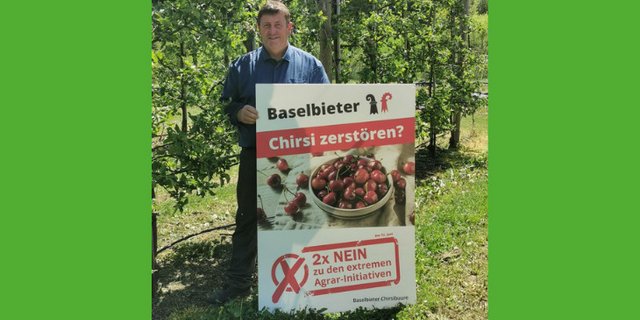 Der Baselbieter Obstverband (im Bild Produzent Ernst Lüthi aus Hölstein) wehrt sich mit eigenen Plakaten gegen die Initiativen. (Bild zVg)