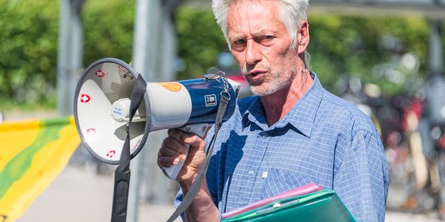 Rudi Berli von Uniterre kritisiert die Preissenkung von 2,5 Rappen von Migros und fordert die Geschäftsleitung auf, den Entscheid rückgängig zu machen. (Bilder hja)