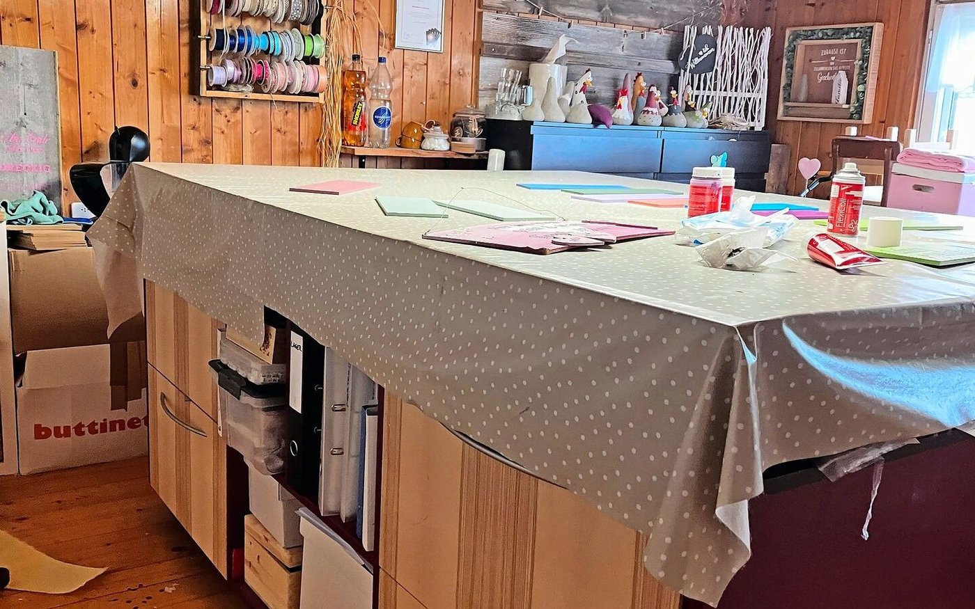 Den Arbeitstisch hat die gelernte Schreinerin selbst entworfen und umgesetzt.  