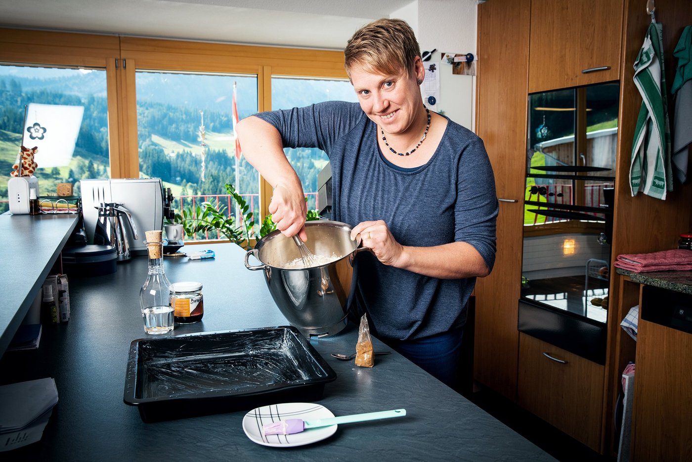 Astrid Murpf bäckt sehr gerne. Als junge Frau arbeitete sie in einer Bäckerei mit Laden. (Bilder SRF/Ueli Christoffel)