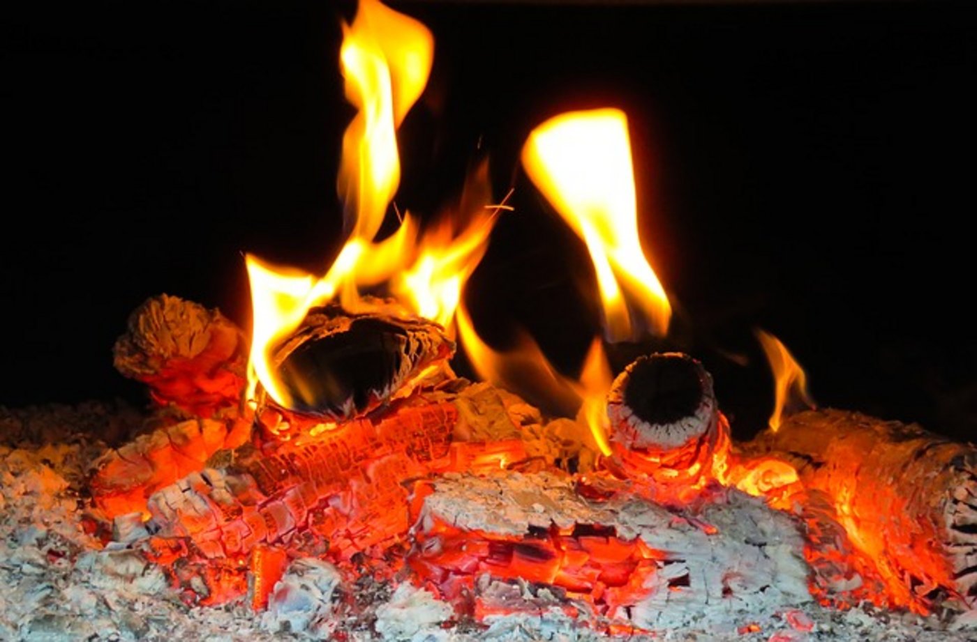 Ein warmes Feuer im Schwedenofen oder Cheminée verbreitet Behaglichkeit, eventuell aber auch eine beachtliche Menge Feinstaub. (Bild Pixabay)