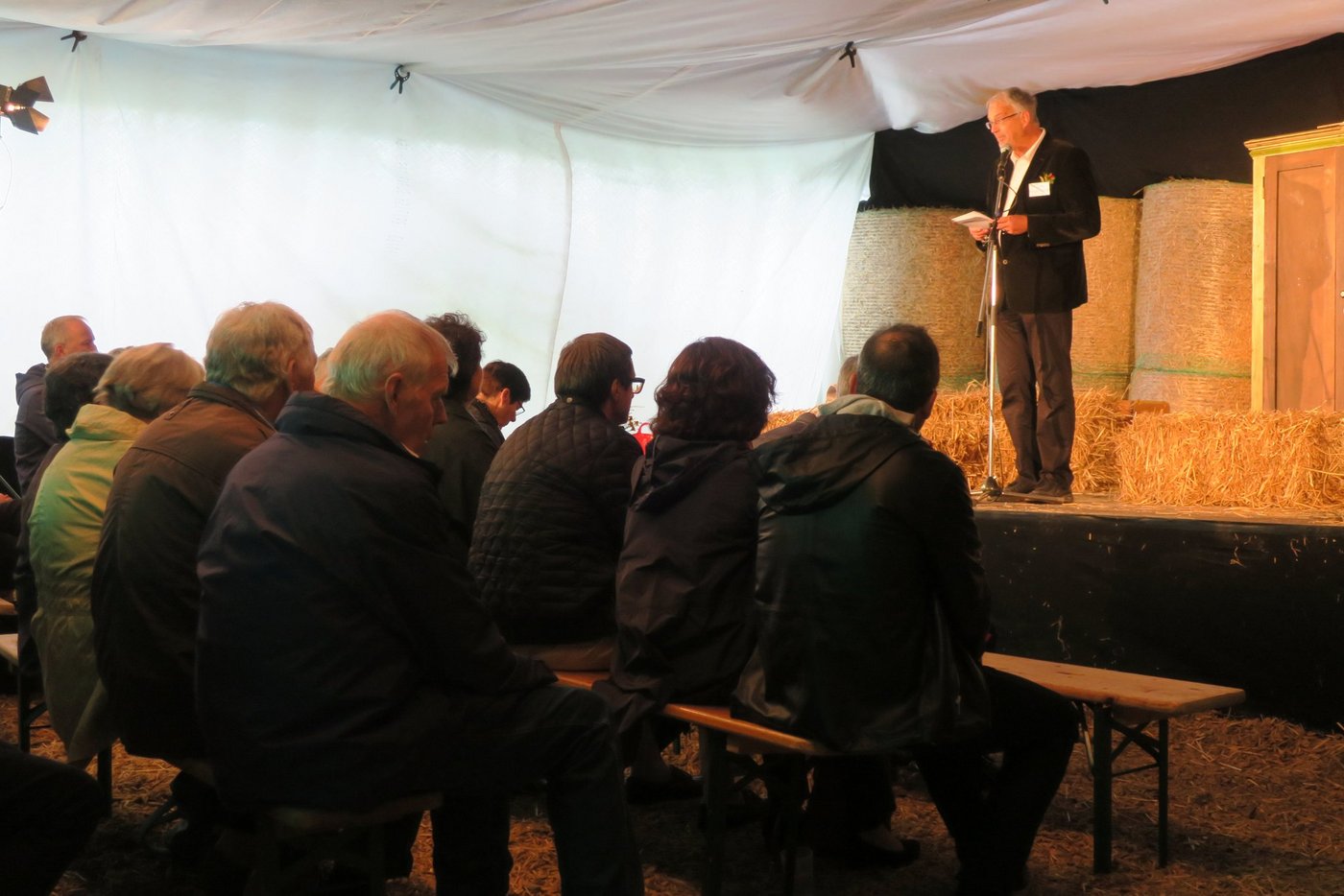 Lukas Schwyn, Präsident des bäuerlichen Sorgentelefons, begrüsst die Gäste und stellt seine Forderung. (Bilder Esther Thalmann)