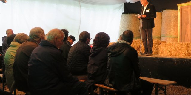 Lukas Schwyn, Präsident des bäuerlichen Sorgentelefons, begrüsst die Gäste und stellt seine Forderung. (Bilder Esther Thalmann)