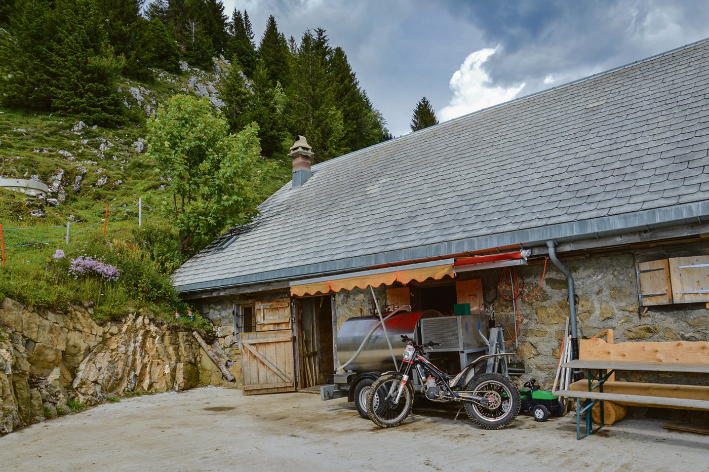 Der Milchtank steht im Sommer vor der Alphütte. Gemolken wird mit dem Standeimer. Alle zwei Tage wird die Milch ins Tal gebracht.