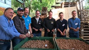 Moderne Anlage: In drei Tagen sind die Walnüsse verpackungsfertig getrocknet Das Team der Nuss Thurgau AG (v. l. n. r.): Hans Villiger, Roman Jud, Stefan Bücheler, Ignaz und Niklaus Metzger, Daniel Kurz und Christof Gubler. (Bilder: Alexandra Stückelberger)
