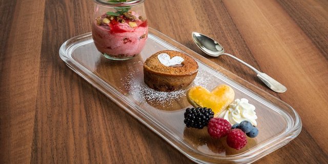 Himbeer-Knuspertöpfli mit Schoggichüechli und Beerengarnitur. (Bild Ueli Christoffel/SRF)