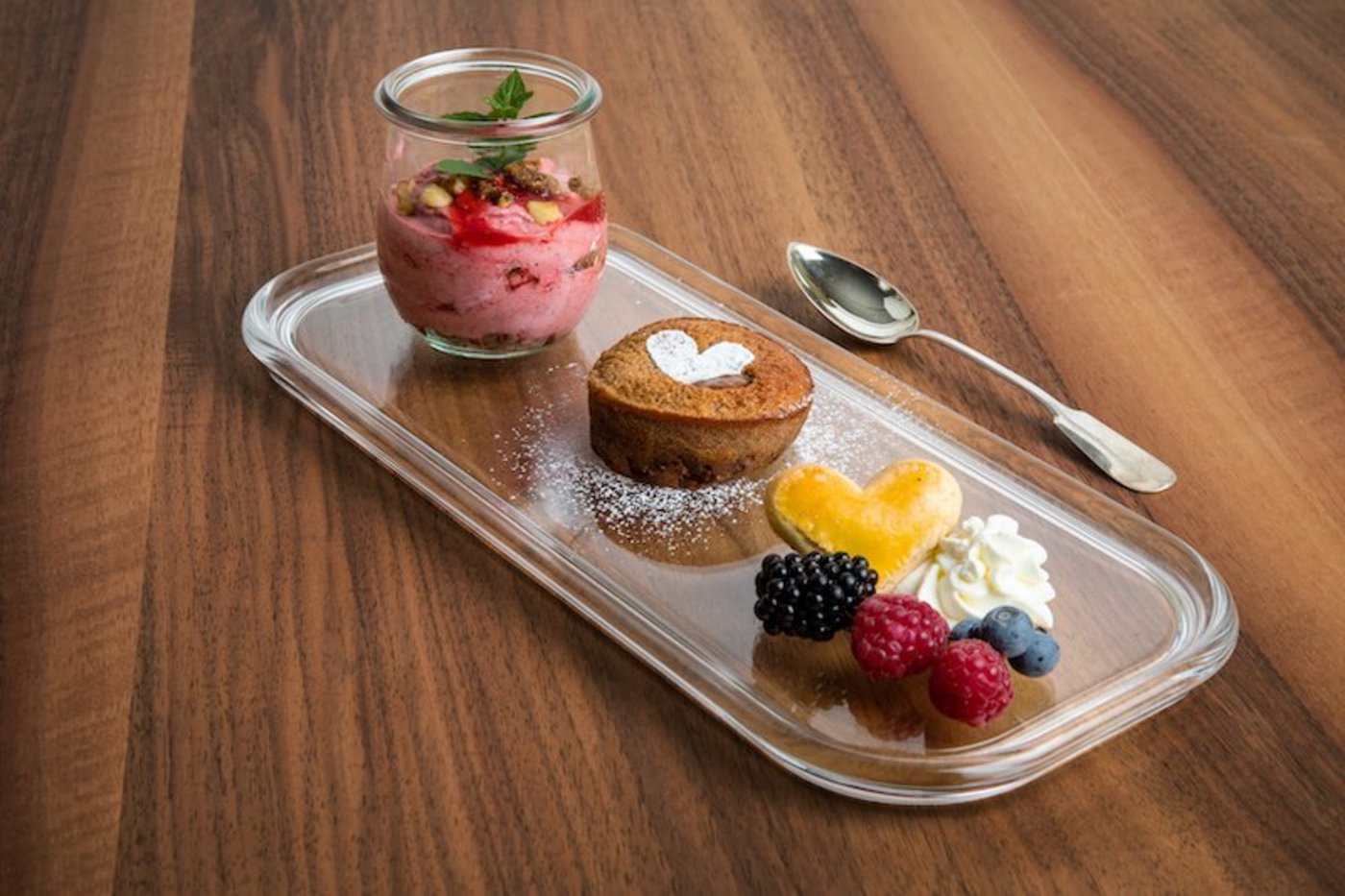 Himbeer-Knuspertöpfli mit Schoggichüechli und Beerengarnitur. (Bild Ueli Christoffel/SRF)