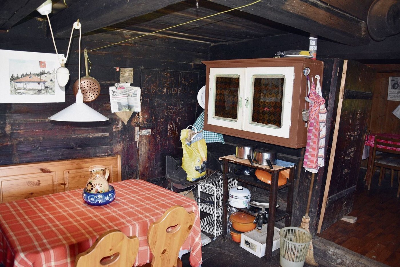 Das Innere einer Alphütte. Zum Teil sind diese einfach, aber mit viel Geschmack eingerichtet.