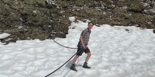 Die Wasserschläuche werden wieder verlegt, noch immer liegt Schnee. (Bild Josef Fässler)