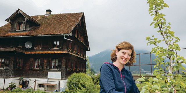 Sylvia Gut erfreut sich in ihrem Garten immer wieder am Williams-Baum, den sie als Dank von Erstkommunion-Eltern erhalten hat. (Bild Erika Rebsamen)