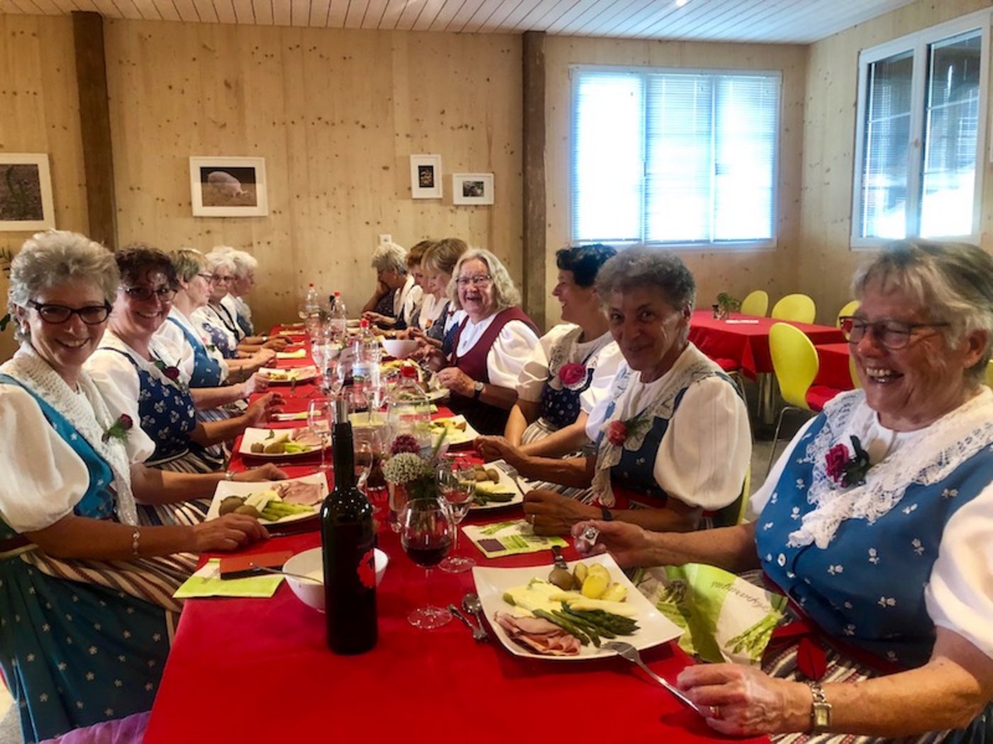 Am Tag der Tracht zieht man die Tracht an und macht Alltägliches. Wie zum Beispiel die Trachtengruppe Rickenbach ZH. Sie hat sich zum Spargelschmaus getroffen. (Bild et)