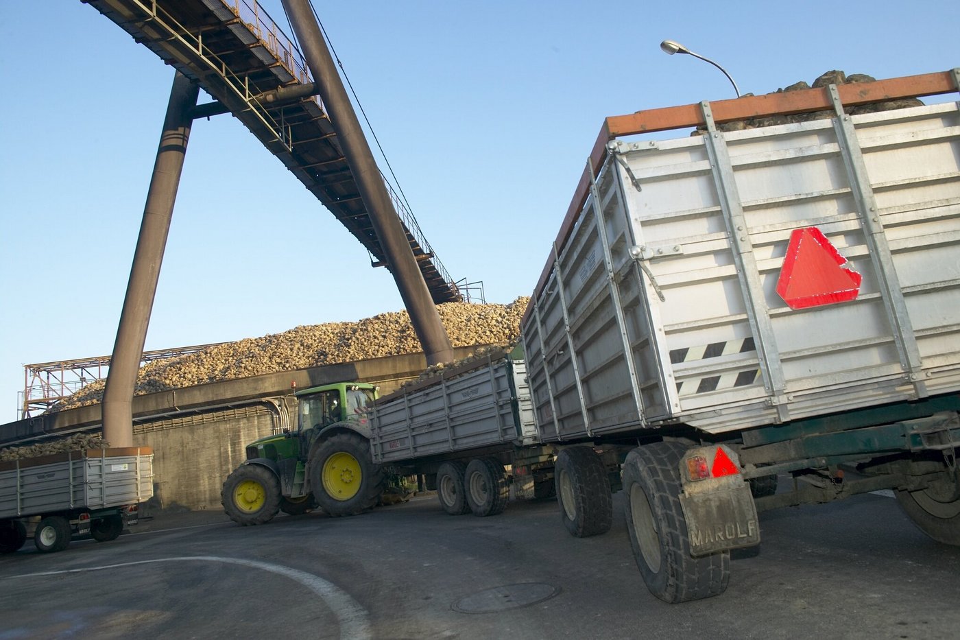 Weil die inländische Rübenernte nicht ausreicht, werden usätzlich zirka 90'000 t Zuckerrüben importiert. (Bild BauZ)