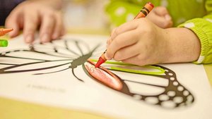 Manche Kinder malen gerne und früh genau aus, anderen sagt diese Tätigkeit nicht zu oder sie brauchen länger.  