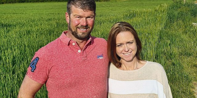 Thomas und Nadja Brunner sind Gastgeber an den Hofgesprächen 2022. Auf dem Betrieb Underbürgle in Rain LU setzen sie auf Milchwirtschaft.