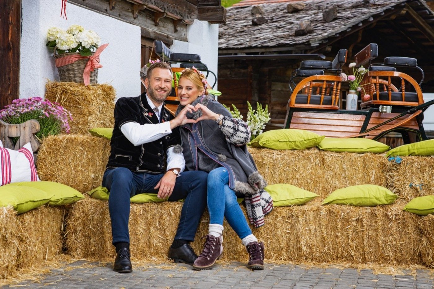 Das attraktive Duo Marco Fritsche und Christa Rigozzi verkuppelt liebeshungrige Bauern und Frauen, die sich einen solchen wünschen: Seit 2008 läuft «Bauer, ledig, sucht ...» auf 3+. (Bild 3+)