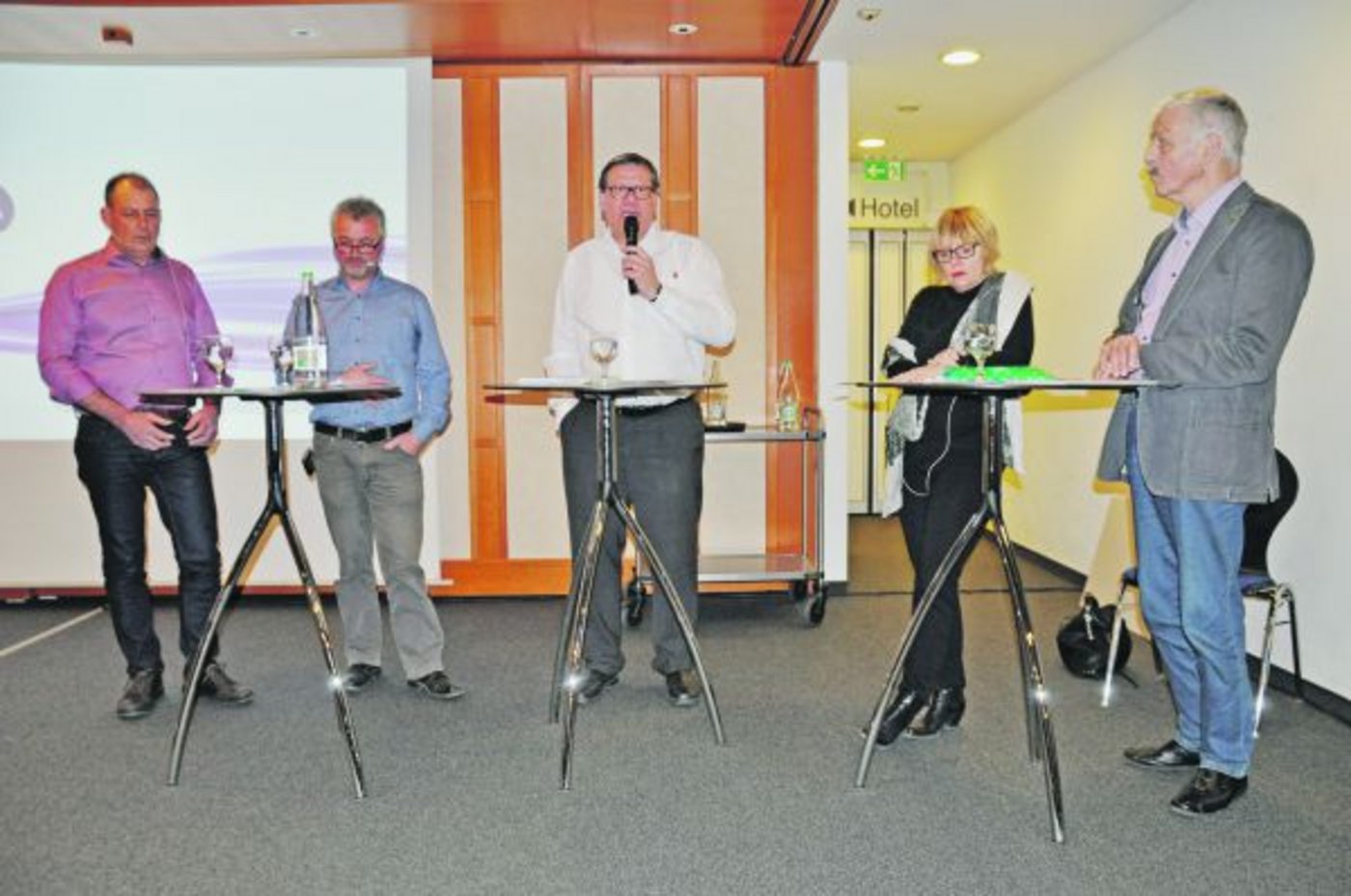 Diskussionsleiter Roland Eberle umrahmt von Hans Eschenmoser und Andreas Guhl sowie Christine Steiger und Toni Kappeler (v. l. n. r.).(Bild Alexandra Stückelberger)