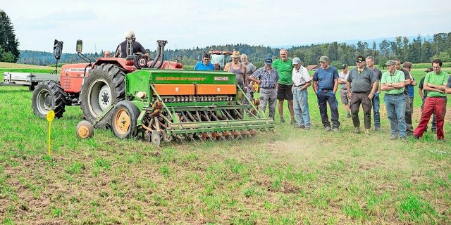 Der kleinere Traktor mit der einfachen Sämaschine eignet sich für hügelige Parzellen.
