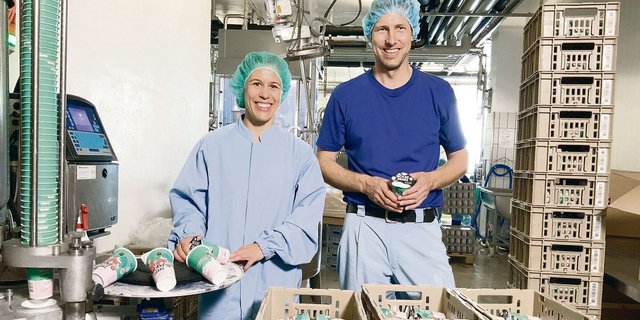 Doris Erne (Wheycation) nutzt für ihre Shakes die Molke von René Stöckli (Schwyzer Milchhuus).