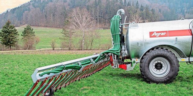 Die Ausbringung flüssiger Hof- und Recyclingdünger mit Schleppschuh wird im Rahmen des Aargauer Massnahmenplan Ammoniak künftig gefördert. 