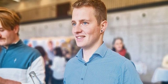 Reto Ryser beim gemütlichen Teil der Fachkonferenz. Start-up-Unternehmen präsentierten ihre Produkte.