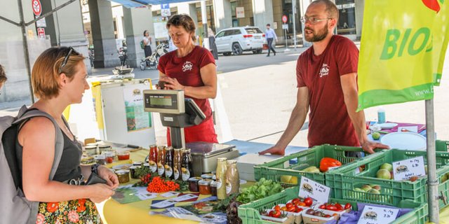 Ob am Markt, im Hofladen oder auf der Website: Digital Geld verlangen hat Vorteile - immer mehr Menschen bezahlen auch für kleine Beträge mit Karten oder Apps. (Archivbild BauZ)