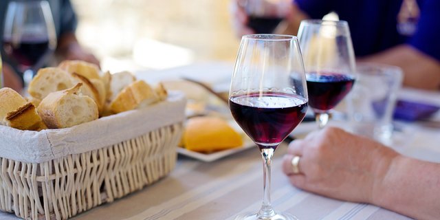 In diesem Sommer können Neugierige wiederum das regionale Schaffen in den heimischen Rebbergen und Produktionsräumen entdecken. (Bild Pixabay)