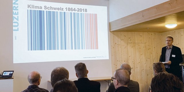 Das  Klima verändert sich. Die Jahre werden immer wärmer. Das spürt auch der Wald. Darüber informierte Bruno Röösli, Abteilungsleiter Wald, am Treffen der Luzerner Holzakteure.  (Bild js)