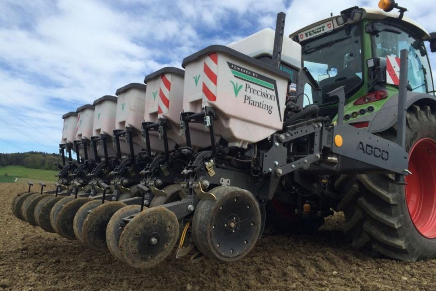 Precision Planting Einzelkornsämaschine mit Schardruckregelung und Fendt 516 mit RTK-Lenksystem, die für die Aussaat auf der Versuchsparzelle verwendet wurden. (Bilder zVg)