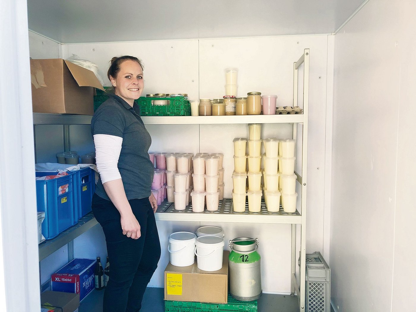 Rahel Bieri holt im Kühlraum Nachschub für den Hofladen:  Letztes Jahr vermarktete sie in Form von Joghurt 6000 Liter Milch vom eigenen Betrieb. Und es sollen noch mehr werden. (Bilder Esther Thalmann)