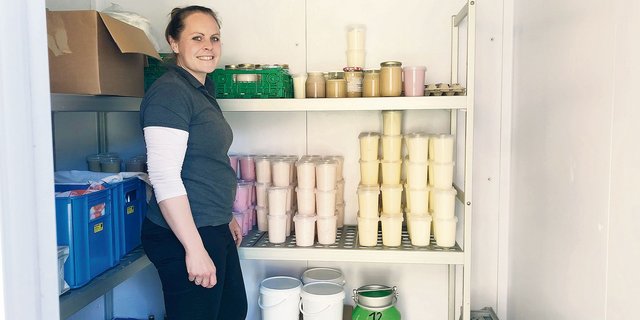 Rahel Bieri holt im Kühlraum Nachschub für den Hofladen:  Letztes Jahr vermarktete sie in Form von Joghurt 6000 Liter Milch vom eigenen Betrieb. Und es sollen noch mehr werden. (Bilder Esther Thalmann)