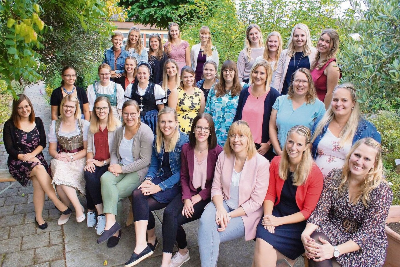 Die Absolventinnen lachen, geniessen den Moment und gehen ihren Weg.