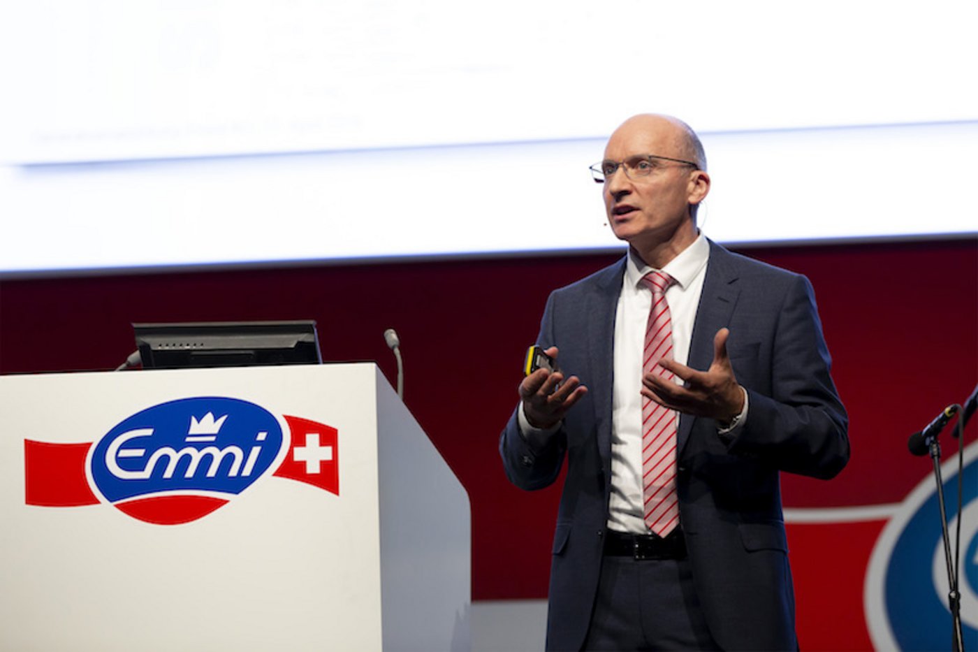 «Wir haben heute schon 93 % des Volumens an nachhaltiger Milch, da braucht es nicht wahnsinnige Veränderungen», sagt Emmi-Chef Urs Riedener. (Bild Emmi)