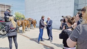 Albert Rösti (l.) – Albert Rösti (l.) – hier mit Amtsdirektor Christian Hofer – hat den Freiberger-Züchtern eine Million Franken «gerettet».