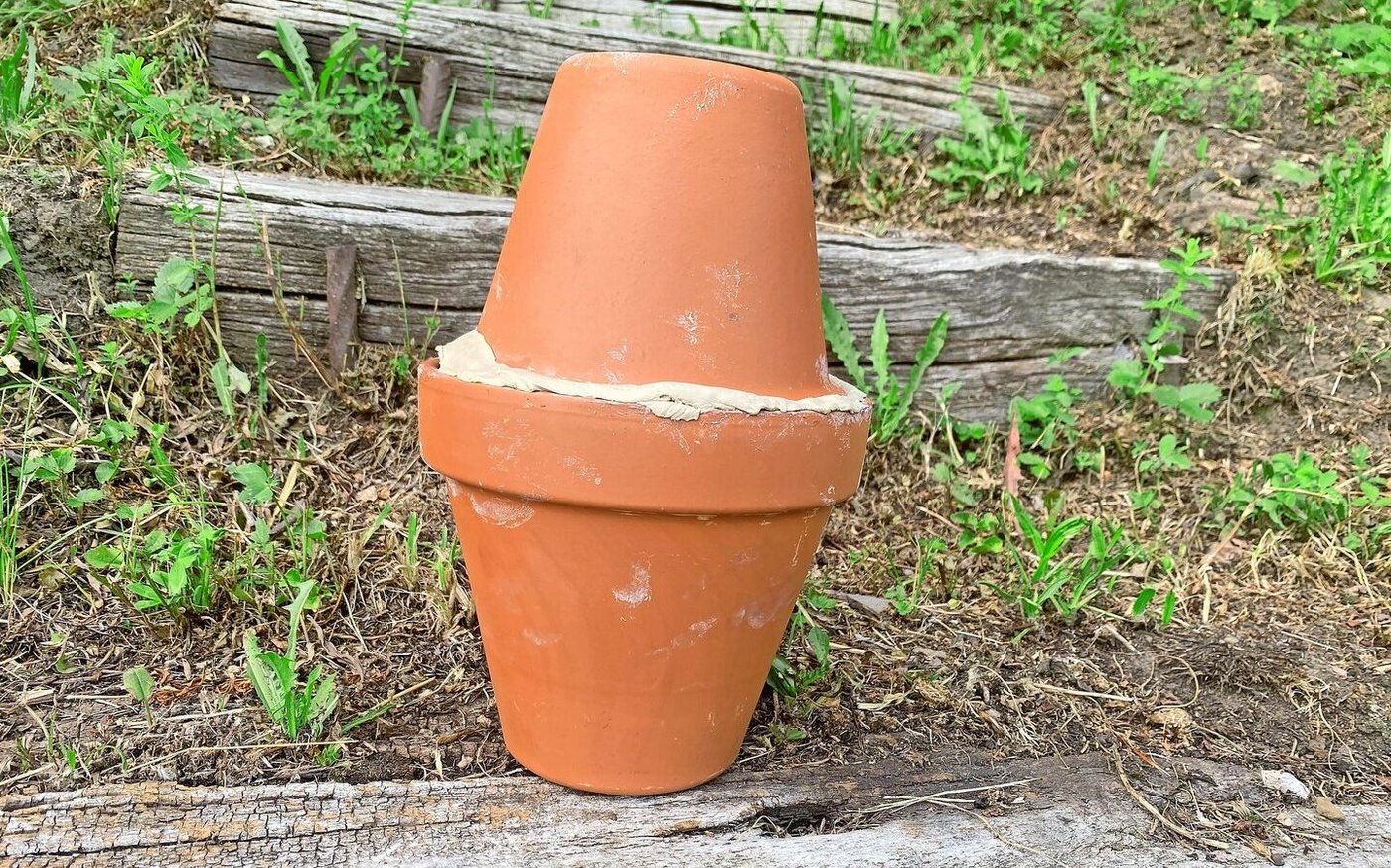 Die Olla ingraben und das Wasser über das Abzugloch einfüllen.