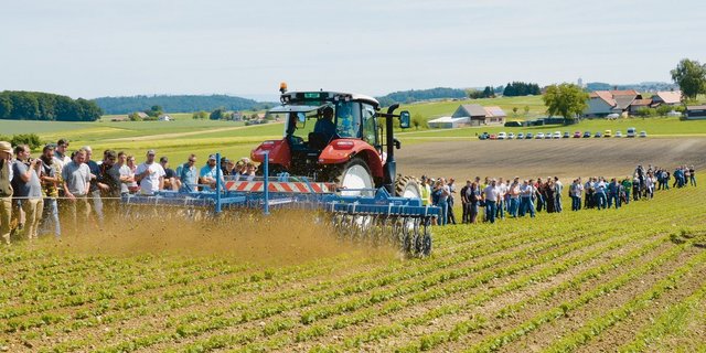 Maschinendemos sind ein beliebter Teil des jährlichen Bio-Ackerbautages. Dieses Bild eines Rollhackgeräts (Carré Rotanet) entstand 2017 in Cournillens FR. (Bild Bio Suisse)