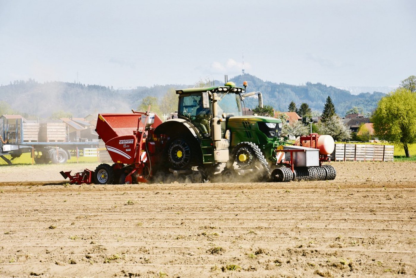 Die verstellbare Spurbreite ist für das Setzen von Kartoffeln optimal. So fahren die Raupen genau zwischen den Dämmen, die hinten vom Setzautomat gemacht werden. (Bilder Jasmine Baumann)