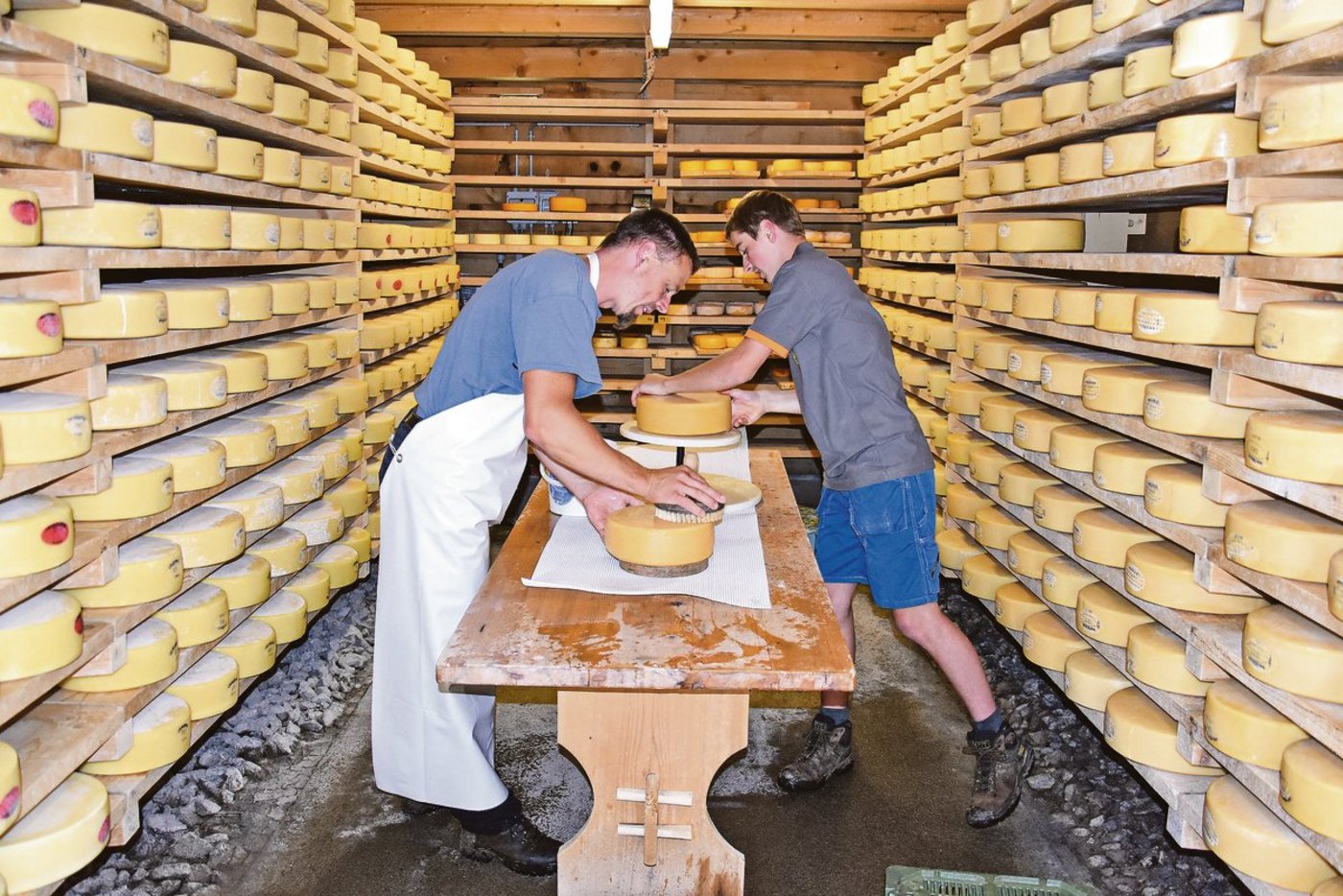 Die Käsekeller sind voll, einen Alpsommer wie diesen würde man gerne wieder nehmen. Frank Amstutz und sein Sohn Jonas bei der Käsepflege. Jetzt muss der Käse nur noch verkauft werden.