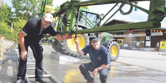 Peter Aebi (links) und  Peter Gerber prüften auf der  Rütti in Zollikofen BE die Pflanzenschutzgeräte auf  ihre Tauglichkeit. (Bild Peter Fankhauser)