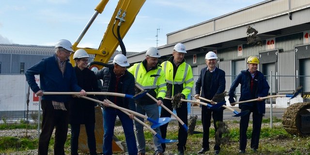 Dort, wo Ende nächstes Jahr der fertige Siloturm stehen soll, wurden heute die ersten Spaten in den Boden gestochen. (Bild noe)