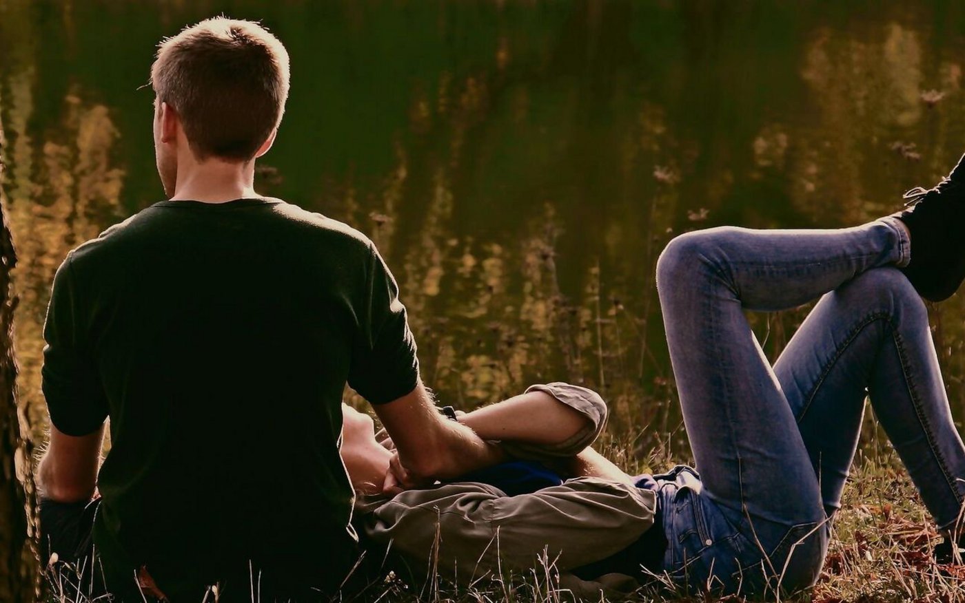 Sich als Paar regelmässig kleine «Auszeiten» gönnen, hält die Beziehung lebendig. Im Alltag gut umsetzbar sind Fixzeiten für Gespräche und für Hautkontakt.