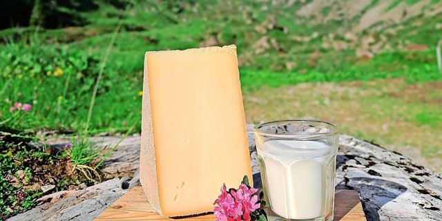 Lokale Produkte wie Alp- und Bergkäse sollen zukünftig noch stärker regional vermarktet werden, um die Wertschöpfung der Schwyzer Landwirtschaftsbetriebe zu steigern. 