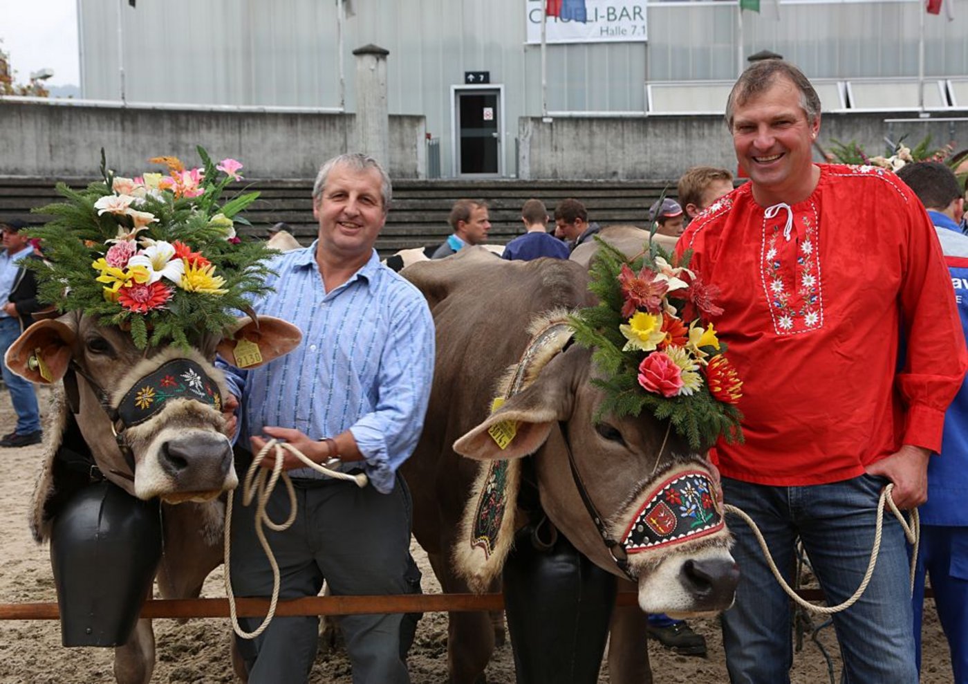 Mit schön geschmückten Leistungskühen und prächtigen Treicheln bereit für den Umzug durch die Stadt St. Gallen: Moritz Bachmann aus Littau-Luzern (links) und Josef Elmiger aus Hohenrain. (Bild: Erika Rebsamen)