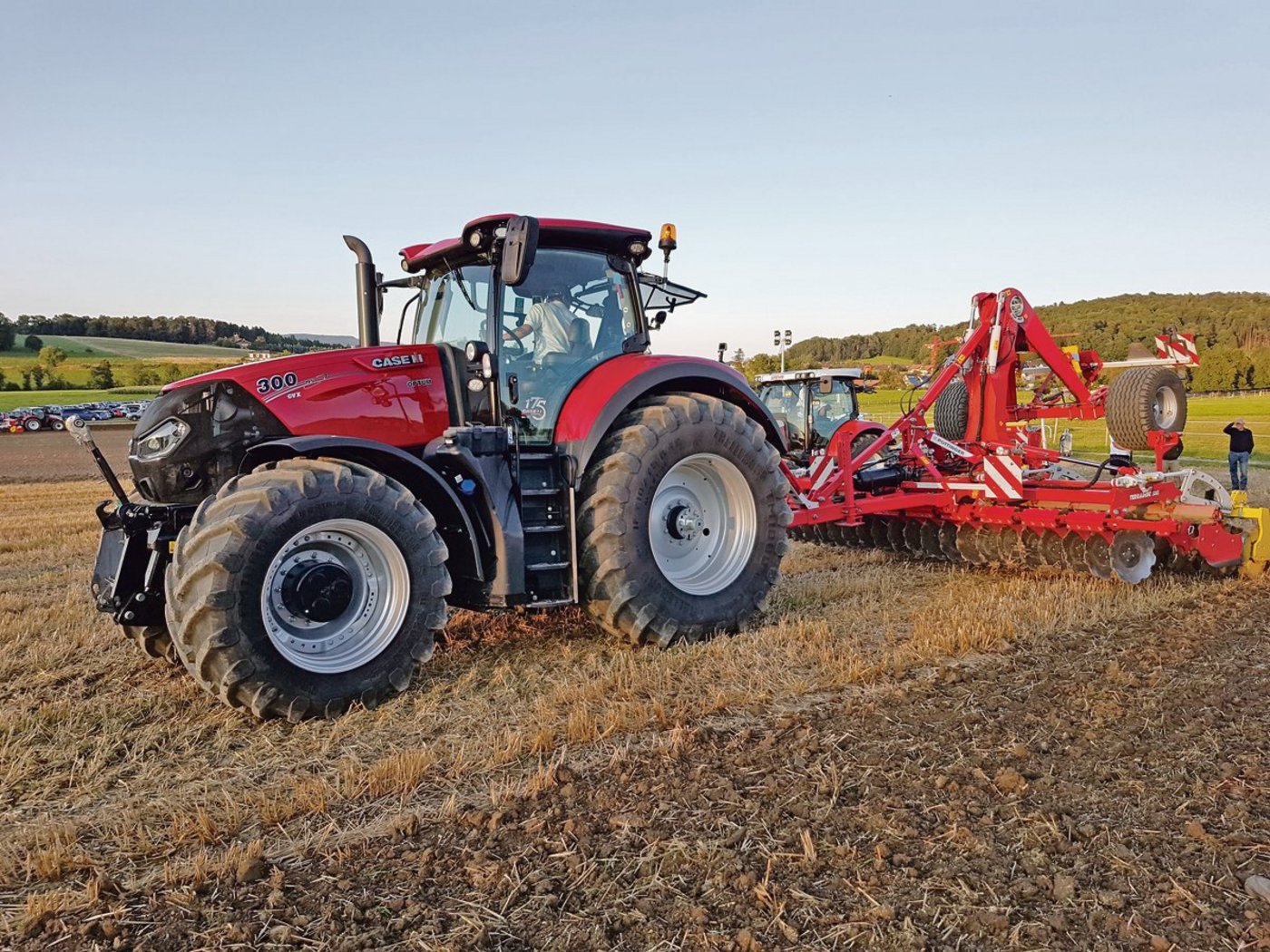 Für die Bodenbearbeitung sind die Traktoren an Feldvorführungen oft zu gross gewählt. Ihr Gewicht ist im Verhältnis zur Arbeitsbreite viel zu hoch.(Bild bs)