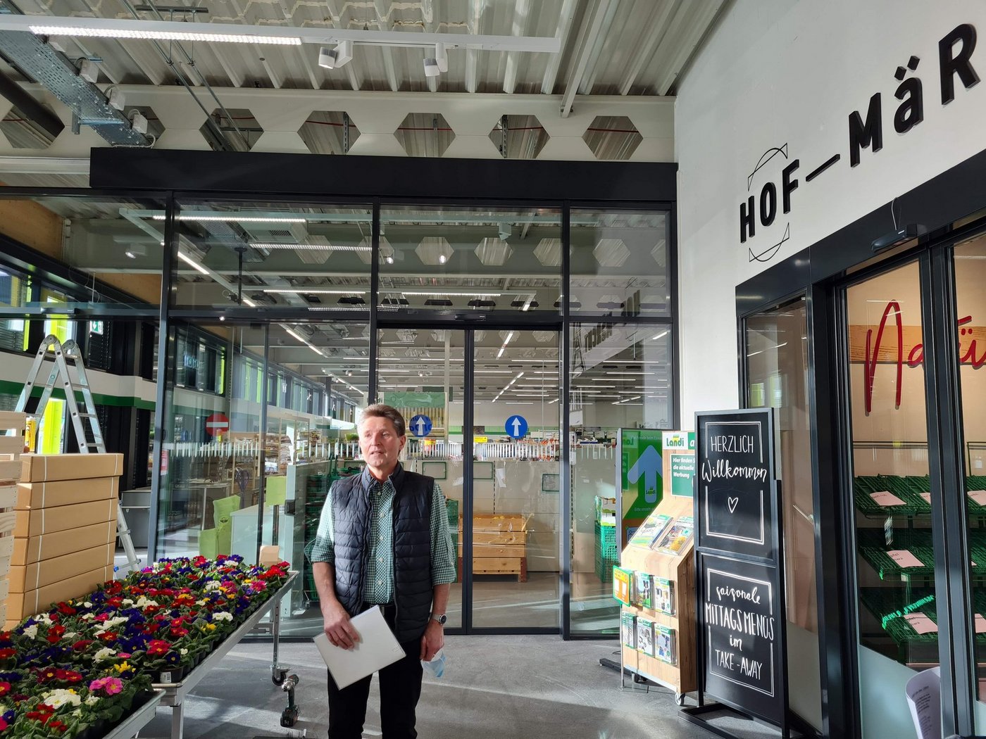 Hans Bellmont, Vorsitzender der Geschäftsleitung  Landi Zugerland führte die Medienleute durch den neuen Landi Standort. (Bilder fj)