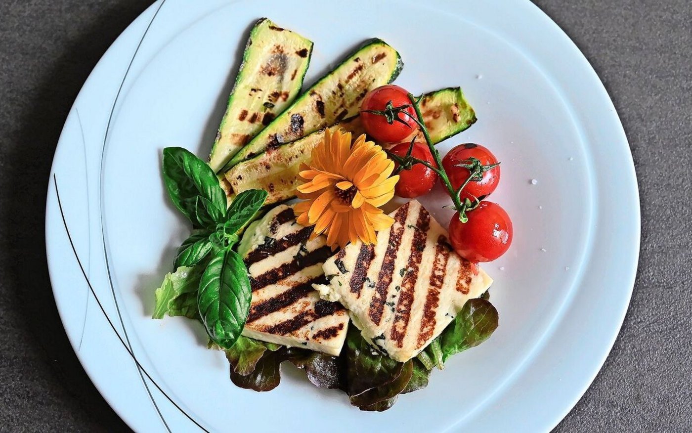 Das Grillkäserezept vom Ebenrain (siehe Kasten) passt wunderbar zu grillierten Zucchetti. Unsere Redaktorin Andrea Wyss hat es getestet.